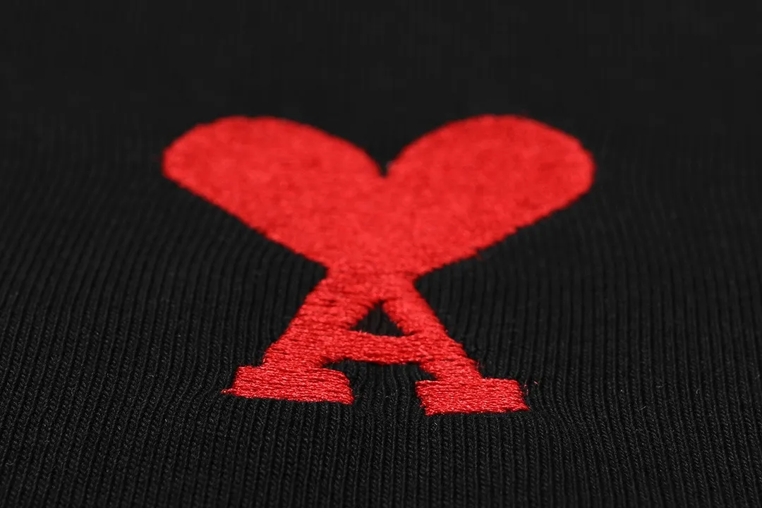 AMI PARIS 2026New Arrival Official website Same Style Imported machine high-density embroidered love letters logo Men and women Same Style short-sleeved T-shirt ·Customized 300 grams of 100% double yarn pure cotton fabric ·Dyeing of 32 double-strand threads ·Collar label, hangtag, main mark and three labels complete Color: Black Size: XS S M L